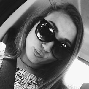 Meet your Posher, Ella